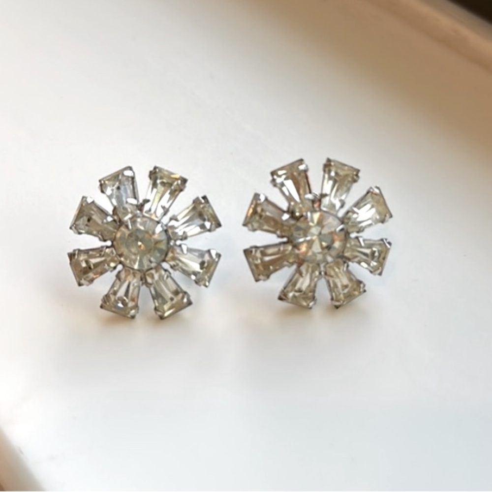 Vintage Screw Post Earrings 9 Stone Round Center Oblong Surround Stunning VTG